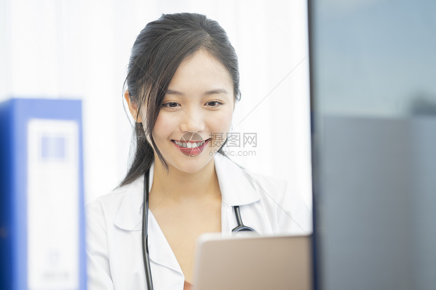 正在微笑工作的漂亮女医生图片