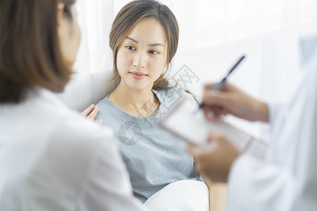 医院看病的青年女子图片