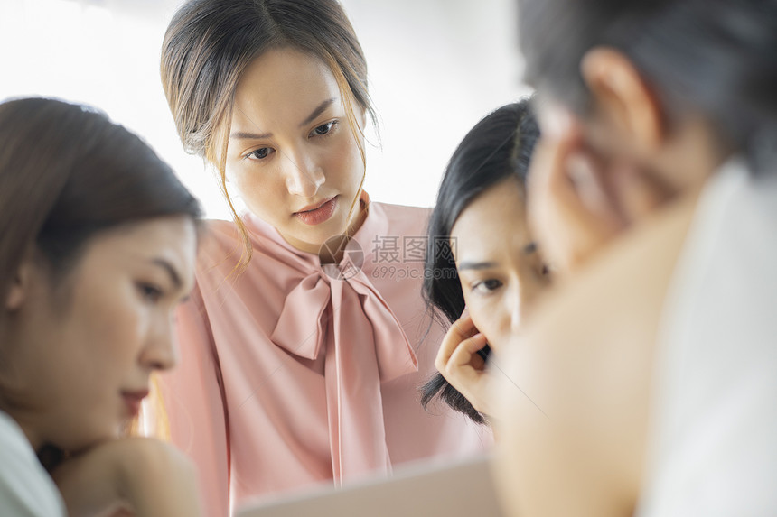 苦恼的商务女性形象图片