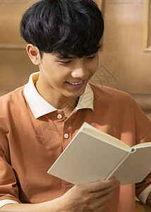 拿着书阅读的青年男子图片