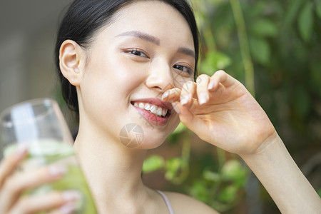 快乐生活的健康居家女孩图片