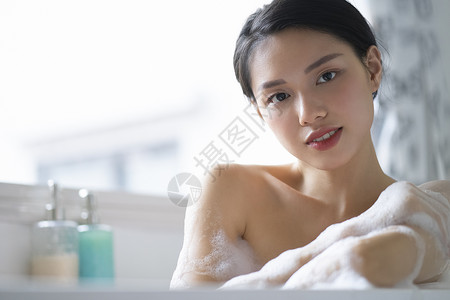 年轻起泡鲈鱼妇女的生活方式放松洗澡时间图片