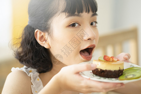 吃蛋糕的居家女孩图片