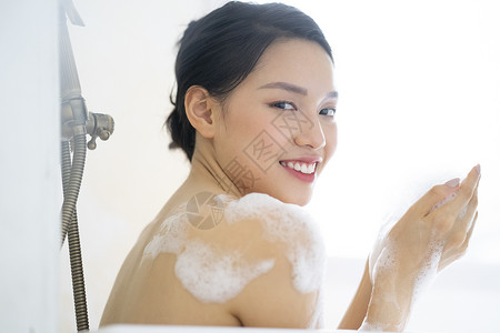 舒服身体护理快乐妇女的生活方式放松洗澡时间图片