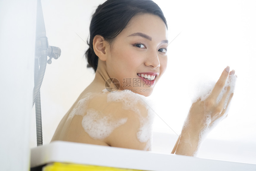 泡泡美人整容术妇女的生活方式放松洗澡时间图片
