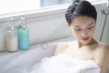 洗澡的女性图片