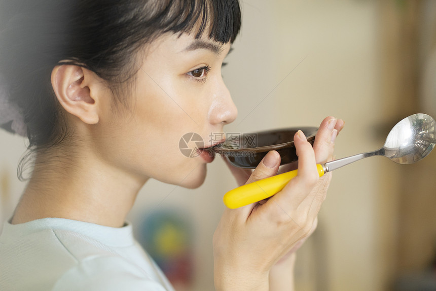 居家烹饪美食的可爱女孩图片