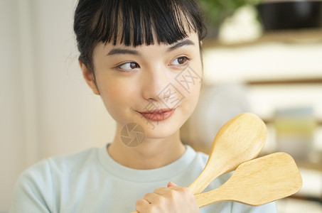 居家烹饪美食的可爱女孩图片