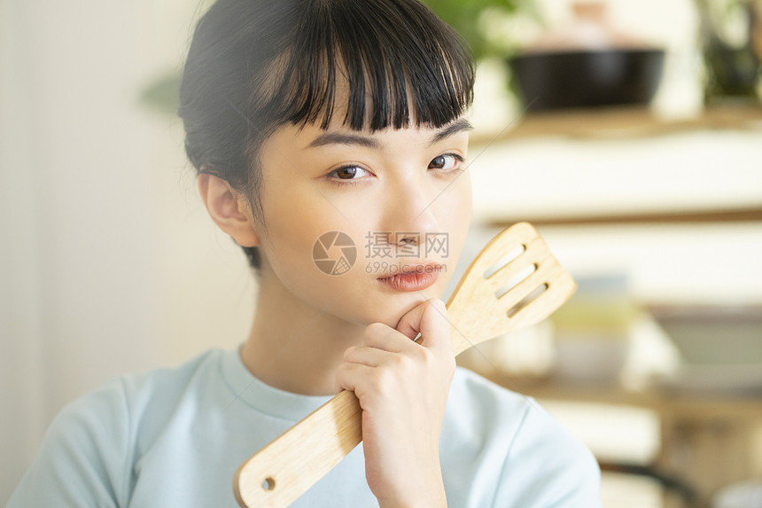 居家烹饪美食的可爱女孩图片