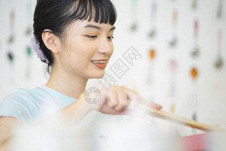 居家烹饪美食的可爱女孩图片