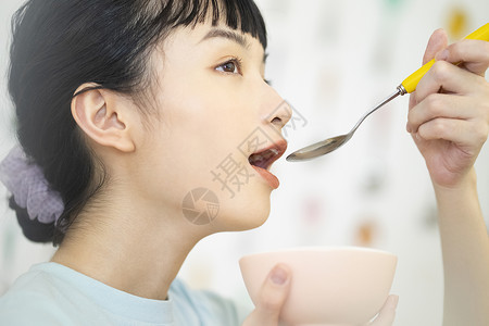 居家烹饪美食的可爱女孩图片