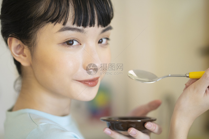 居家烹饪美食的可爱女孩图片