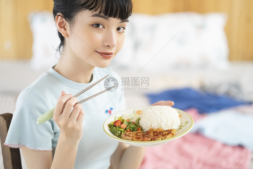 居家烹饪品尝美食的齐刘海女孩图片