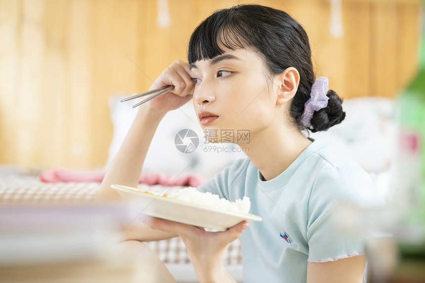 居家烹饪品尝美食的齐刘海女孩图片