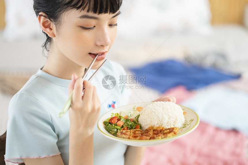 居家烹饪品尝美食的齐刘海女孩图片