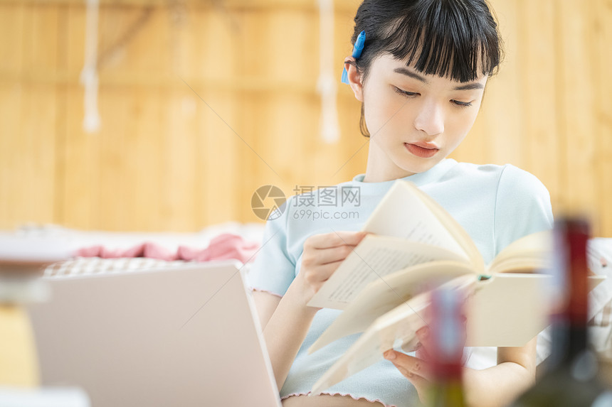 居家看书阅读的齐刘海女孩图片