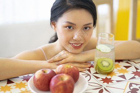 居家健康饮食的运动女孩图片