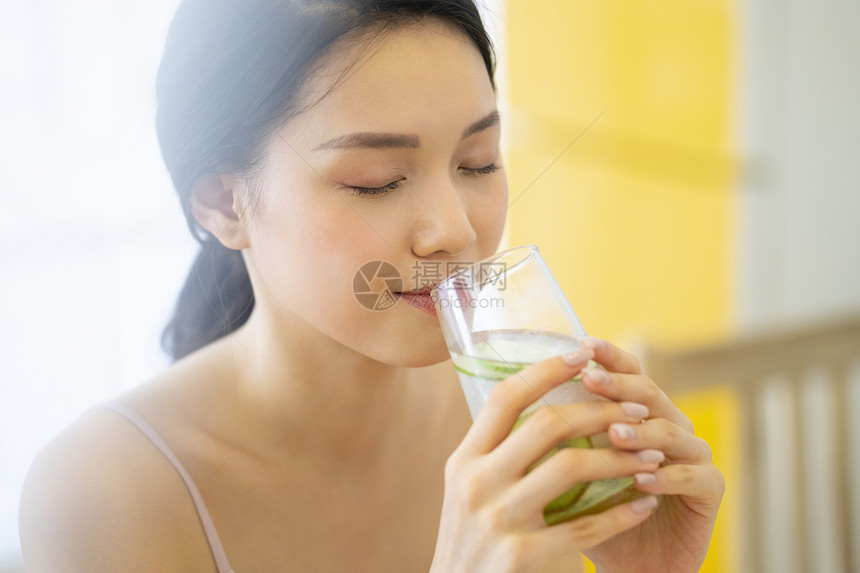 居家健康饮食的运动女孩图片