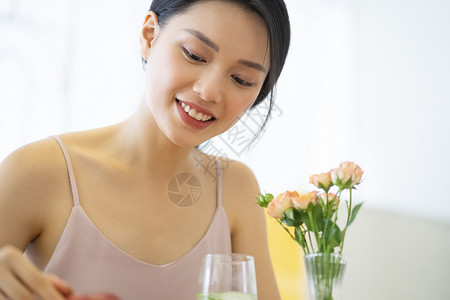 居家健康饮食的运动女孩图片