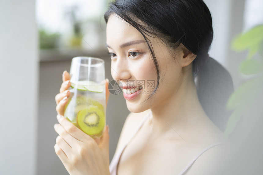 健康饮食拿着果汁的年轻女子图片