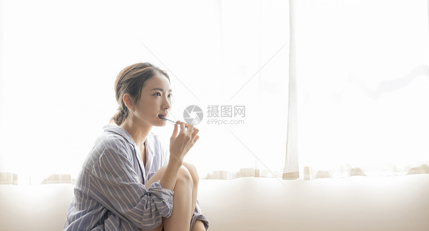 刷牙的居家女性图片