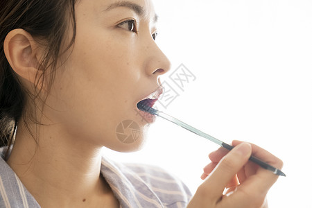 洗漱刷牙的女青年图片