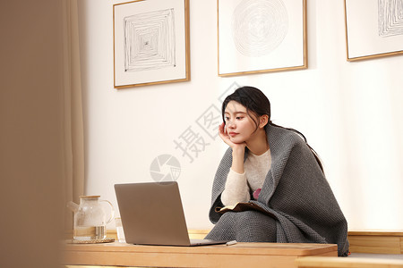 居家看电脑裹着毛毯的女性高清图片