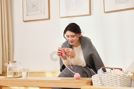 女性冬日居家织毛衣图片