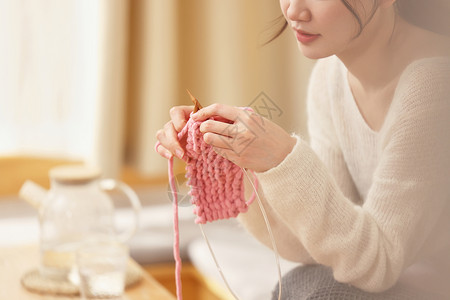 女性居家织毛衣特写图片