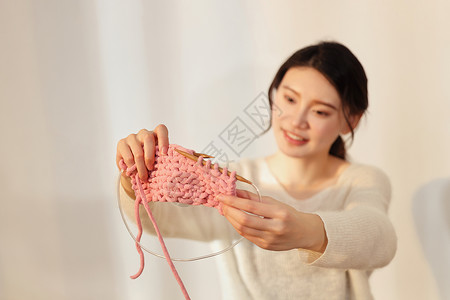 女孩织毛衣女性居家织毛衣背景