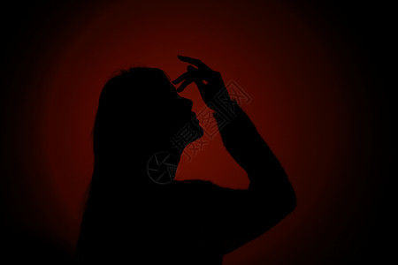 红色背景女性剪影高清图片