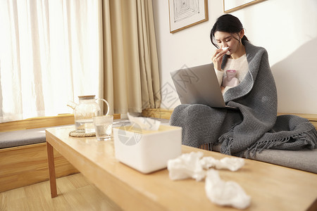 寒冬预防感冒居家女性生病裹着毛毯背景