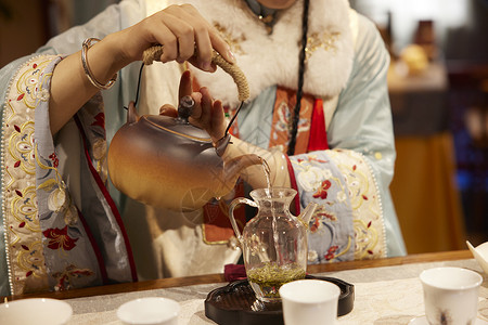 古风汉服女性倒水手部特写图片