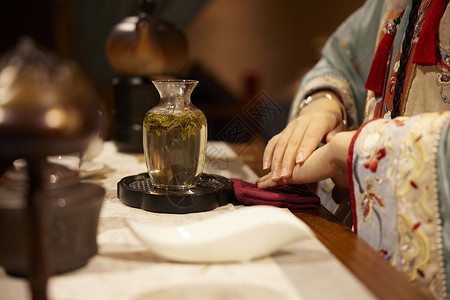 汉服特写古风汉服女性泡茶手部特写背景