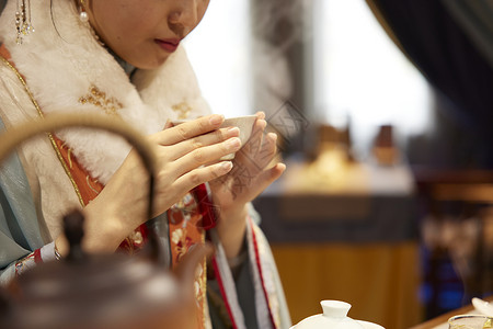 喝茶的古风汉服女性特写背景图片