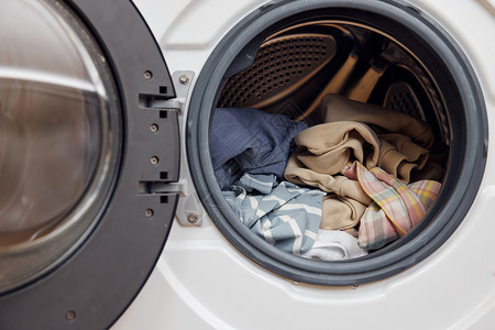 家用置物篮滚筒洗衣机内脏衣服特写背景