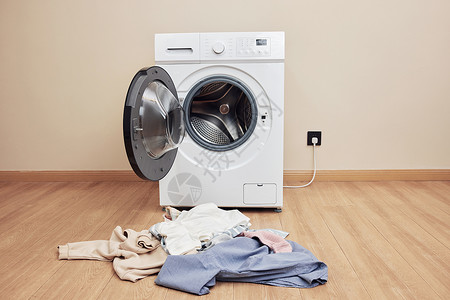 家用型堆积在洗衣机前的脏衣服背景
