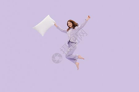 纯色衬衫睡衣少女跳跃在空中背景