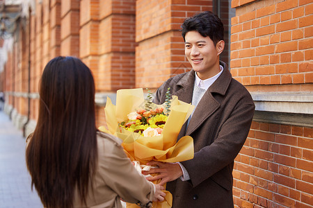 情人节户外男性给女朋友送花图片