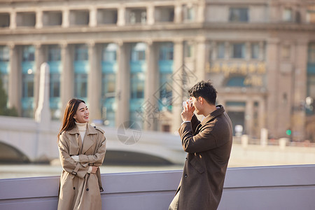 情侣户外约会使用照相机拍照高清图片