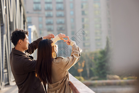 情侣约会站在桥上看风景高清图片
