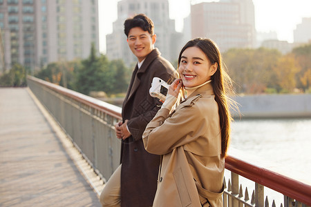 情侣户外约会女友给男友拍照图片