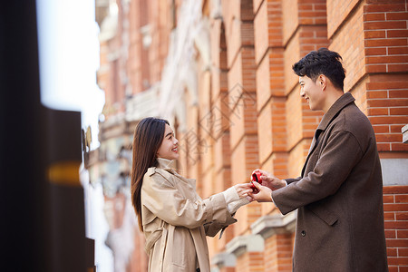 户外男性向女友求婚展示戒指图片