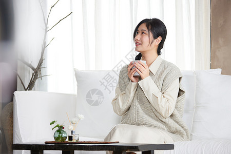旅游度假惬意喝茶的女性背景图片