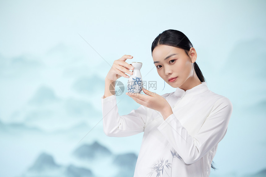 手拿酒壶展示的国风美女图片