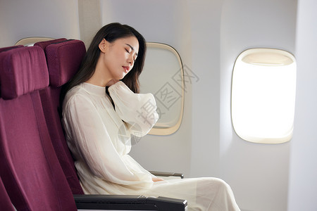 年轻女性乘坐飞机疲劳背景图片