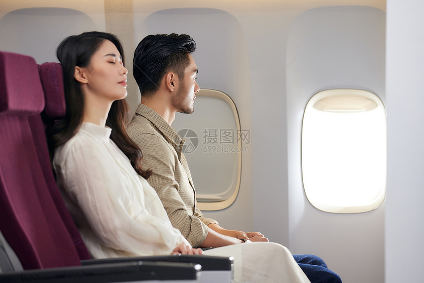 飞机上休息的乘客图片
