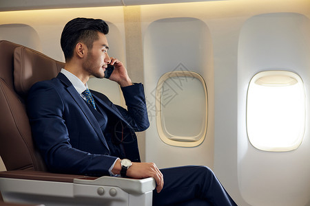 飞机使用素材商务男士机舱内使用手机背景