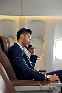 旅行时间商务男士机舱内使用手机背景