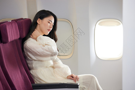 坐飞机旅行年轻美女坐飞机疲劳背景
